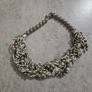 Elegant Beaded Necklace in Gold and Cream